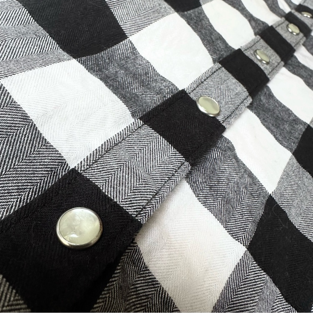 UNTUCKit Women’s Holden B&W Plaid Flannel Pearl Snap Long Sleeve Shirt | Size 6 - Picture 2 of 12